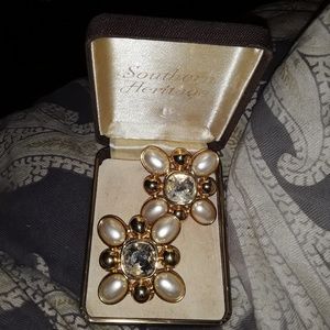 Beautiful vintage earrings in good shape.